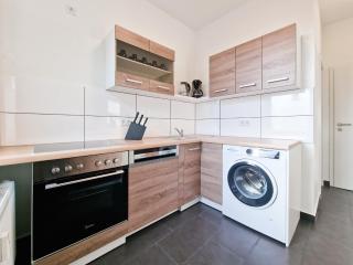 Tolstov Apartments - 4 Room Apartment - 15 Min to Messe DUS - 10 Min Old to Town DUS - 2
