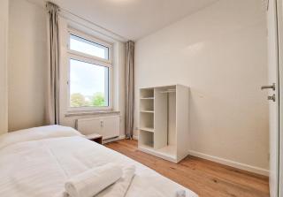Tolstov Apartments - 4 Room Apartment - 15 Min to Messe DUS - 10 Min Old to Town DUS - 6