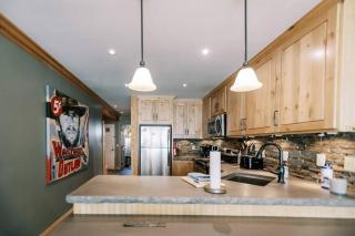 BEST Location . Walk To Canyon Lodge . Views . Pool/Spa - 6