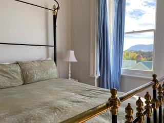 Cornelian Bay Weatherboard Hideaway - 7