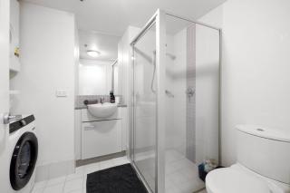 Dress Circle! 2Bed/2Bath/1Car/Amazing Views ~ CBD - Brisbane - 4