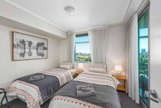Dress Circle! 2Bed/2Bath/1Car/Amazing Views ~ CBD - Brisbane - 3