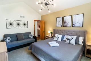 Serenity Falls - Stylish 4Bdr Mountain Retreat, Hot Tub, Pool - East Stroudsburg - 4