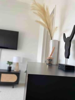 Luxury 3 Bedroom Home With Double Garage - Christchurch - 1