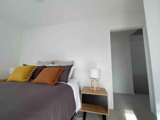 Luxury 3 Bedroom Home With Double Garage - Christchurch - 5