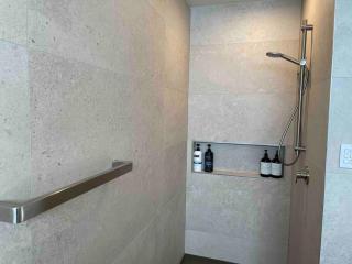 Luxury 3 Bedroom Home With Double Garage - Christchurch - 7