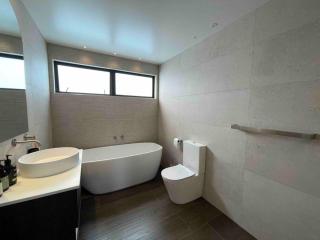 Luxury 3 Bedroom Home With Double Garage - Christchurch - 9