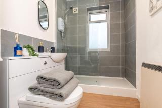 Brand New Must See Stylish Apt W/Free Parking - Leicester - 1