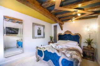 Executive Suite with Private HotTub, Full SkyTV in 600 Year Old Manor House - Saffron Walden - 9