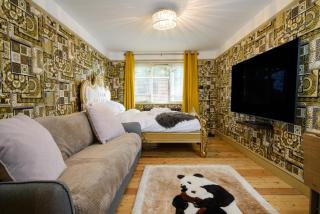 Deluxe 2 Bed Versace Bungalow Hot Tub, Sky TV, Cinema Screen Saffron Walden - Saffron Walden - 6