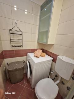 Coastal Apartment - Sleeps 6 Balcony & Parking - 1