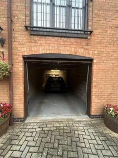 BS - Luxury top floor 4 bed apartment with garage in town centre - NO LIFT - 3