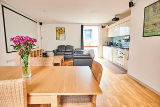 Bright 2 bedroom flat in Old Street with balcony - London - 0