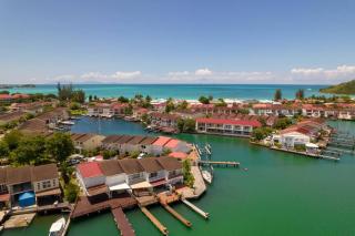 Waterfront Luxury Retreat: 2-Bed Villa Sea Life - 5