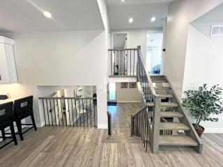 Luxe Home Near Limeridge - Sleeps 11 - Pool - Hamilton - 7
