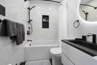 Downtown Luxe: Metro, King Bed, Parking, Sleeps 6 - Montréal - 9