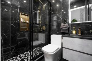 Downtown Luxe: Metro, King Bed, Parking, Sleeps 6 - 8