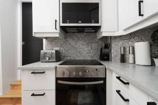 Downtown Luxe: Metro, King Bed, Parking, Sleeps 6 - Montréal - 4
