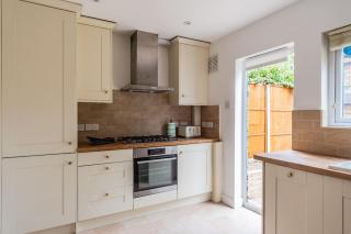 Luxurious 4-Bed Holiday Retreat - Finchley - 8