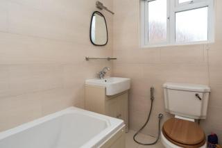 Luxurious 4-Bed Holiday Retreat - Finchley - 3