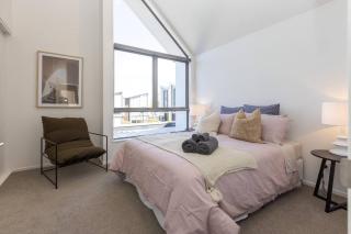 Inner City Luxury With Free Parking - 0