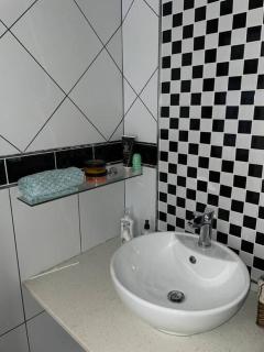 Cozy & Colorful Umhlanga Cottage - 1