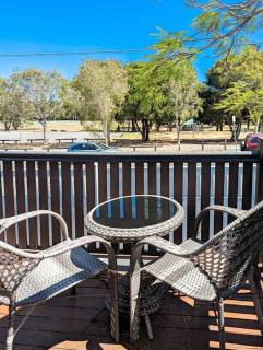 2B2B Family House 10 min drive to CBD w Parking - 4