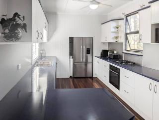 2B2B Family House 10 min drive to CBD w Parking - 7