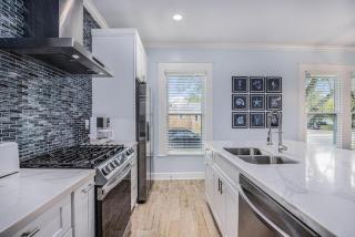 Luxury Designer Villa by the Beach Bright Beautiful Brand New - Galveston - 5