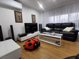 Entire House with 4 bedrooms Fully Air Conditioned - Perth - 9
