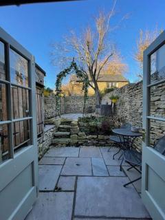 Cosy Cotswolds cottage with strong WiFi and self check in service - - 1