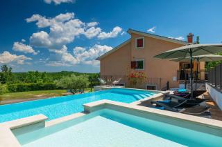 Villa Benjamin with pool and jacuzzi in Tinjan - Tinjan - 0