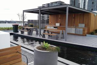 Bay View 2 Bed Highrise Apt with Free Parking - 7