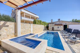 Coastal Paradise Villa with Pool - Happy Rentals - Sveti Filip i Jakov - 9