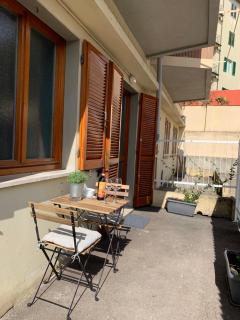Open the Classic Wooden Shutters at a Cozy City Nest - Florence - 7