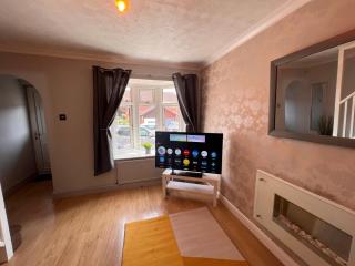 CONTRACTORS OR FAMILY HOUSE - M1 Nottingham - IKEA RETAIL PARK - CATKIN DRIVE - 2 Bed Home with Driveway, private garden, sleeps 4 - TV'S in all rooms - - 6