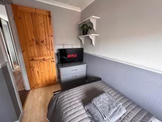 CONTRACTORS OR FAMILY HOUSE - M1 Nottingham - IKEA RETAIL PARK - CATKIN DRIVE - 2 Bed Home with Driveway, private garden, sleeps 4 - TV'S in all rooms - - 5