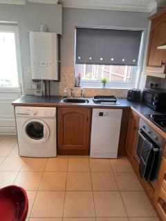 CONTRACTORS OR FAMILY HOUSE - M1 Nottingham - IKEA RETAIL PARK - CATKIN DRIVE - 2 Bed Home with Driveway, private garden, sleeps 4 - TV'S in all rooms - - 1