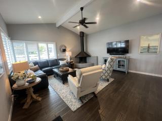 Heart of Corona Del Mar 2 Bed 2 bath gem HUGE Patio and Front yard - Newport Beach - 9