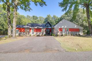 Spacious Southaven Home on 8 Acres with Private Pool - Southaven - 9