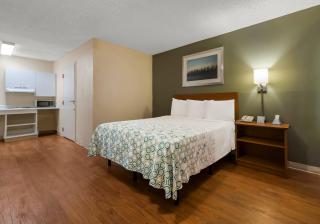 HomeTowne Studios by Red Roof Orlando - UCF Area - 1