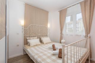Seaside apartments with a swimming pool Njivice, Krk - 21421 - Njivice - 1