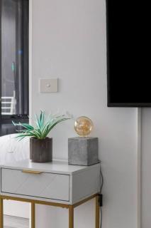 Aura off Flinders Lane - A City Centre Balcony Abode - 4