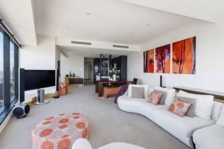 Modern meets Retro in Penthouse with Soaring Views - Melbourne - 4