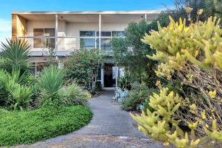 'Harmony Lodge' A Cheerful Beachside Refresh - 5