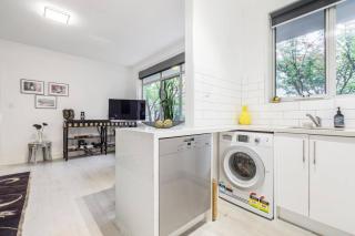 'The Courtyard Chateau' Fresh and Modern off Toorak Rd - Melbourne - 1