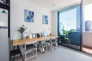 Dazzling Views from Contemporary High-Rise Living - Melbourne - 3