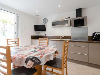 Appartement T3 climatisé, rénové avec goût, à 150m de la plage, avec terrasse et équipements complets - FR-1-409-204 - Fleury - 0