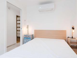 Appartement T3 climatisé, rénové avec goût, à 150m de la plage, avec terrasse et équipements complets - FR-1-409-204 - 6