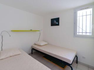 Chalet 3 pièces avec piscine, terrasse et parking privatif à Gruissan, proche plages et commerces - FR-1-409-217 - 2